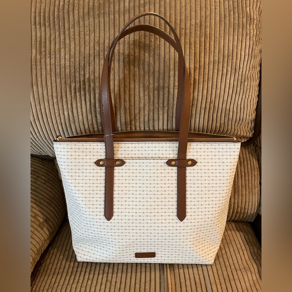Fossil 16x11.5 cream tote with gray mini key design. Excellent condition